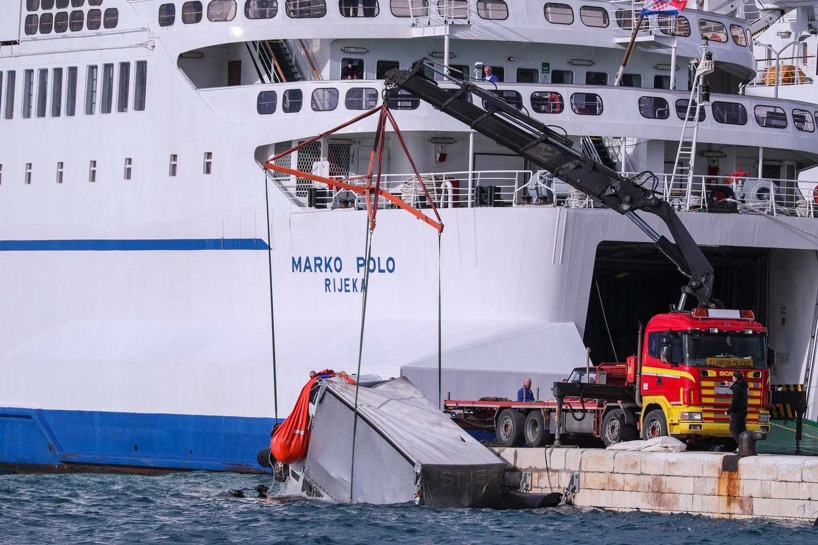 Kamion jučer upao u more u Splitu: Danas ga išli izvući, ali je onda opet završio na dnu 