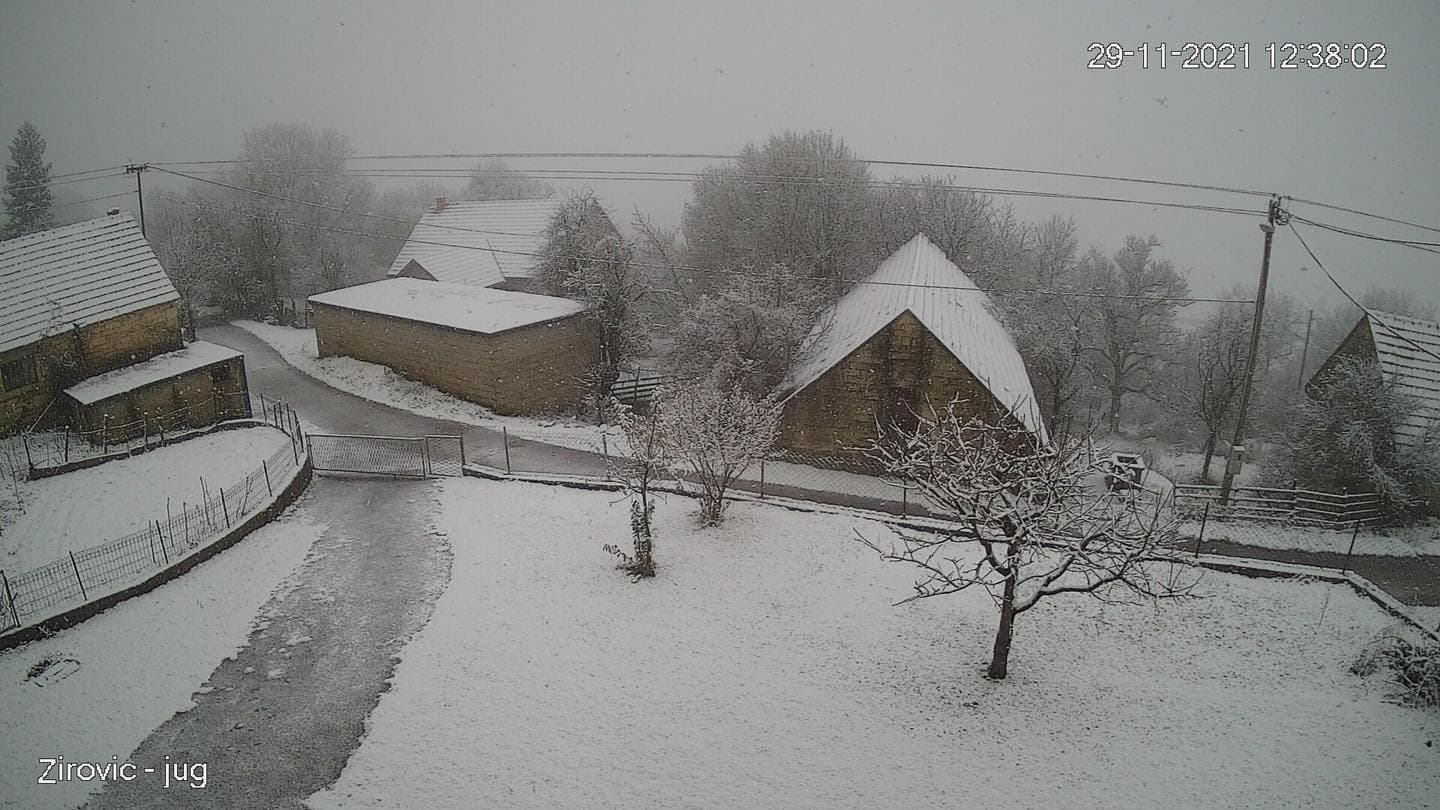Dinara se već cijela zabijelila, a snježnih pahulja ima danas i na Promini 