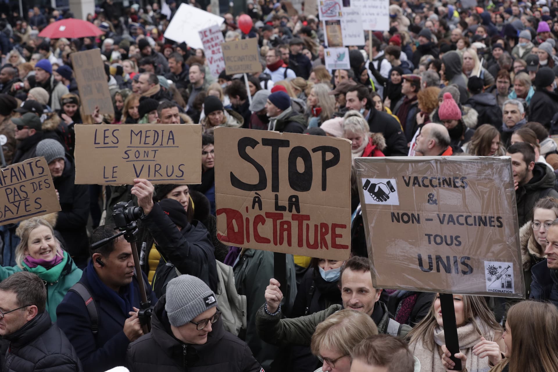 Tisuće prosvjednika na ulicama Bruxellesa protiv covid-mjera 