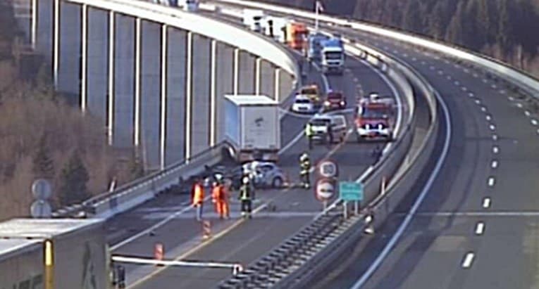Teška prometna na autocesti Zagreb-Rijeka: Dvije osobe smrtno stradale 