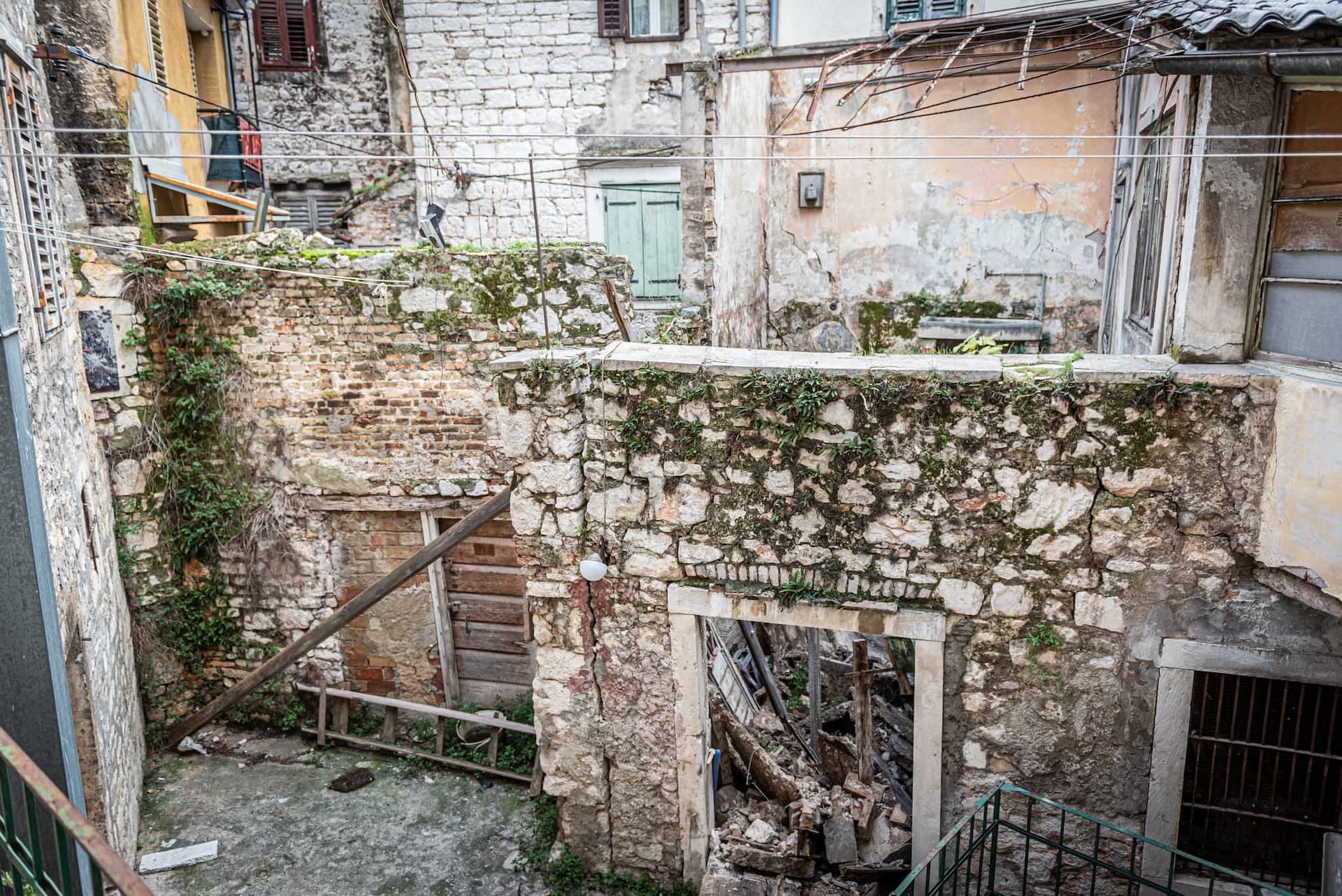 Komunalci nakon pregleda urušene kuće: 'Nema opasnosti za stanare u ulici, vlasnik će počistiti ostatke'  