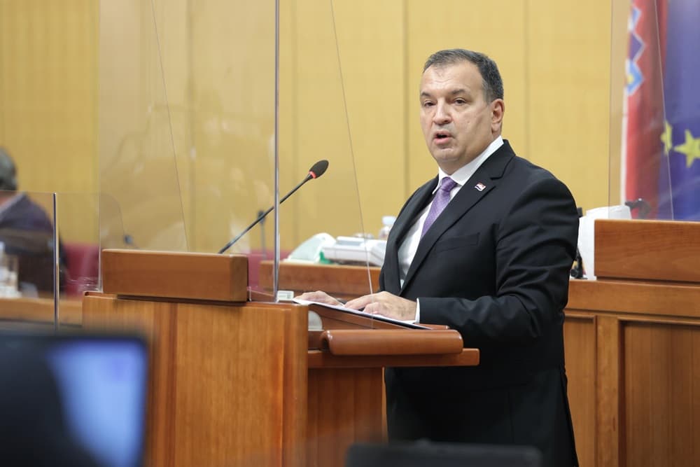 Beroš: 'Nepridržavanje mjera može nas odvući u peti val i u lockdown'