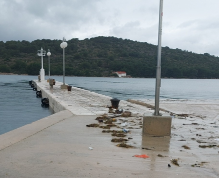 Reakcija Zelenog grada: 'Jučer je upućen kamion na Kaprije, ali trajekt zbog vremena nije pristao na otok' 