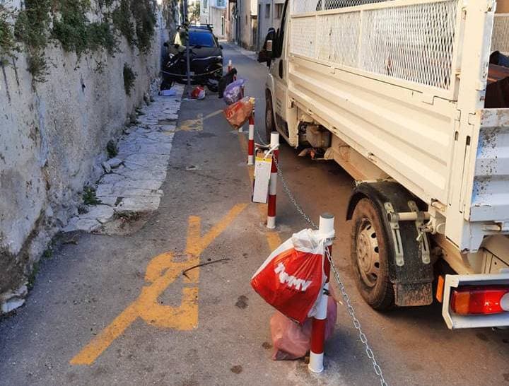 Inovativni prosvjed na Gorici: Stanovnici vreće smeća stavili na Čempresove stupiće