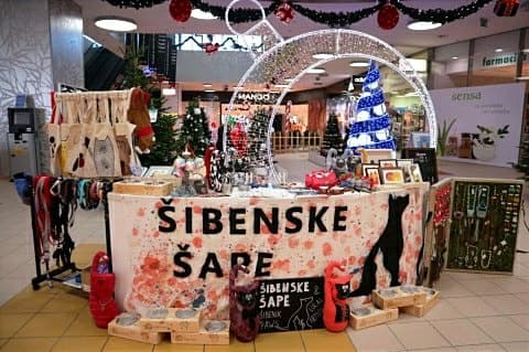 Kupite koju sitnicu na štandu Šibenskih šapa u Dalmareu, sav novac ide za napuštene životinje u gradu