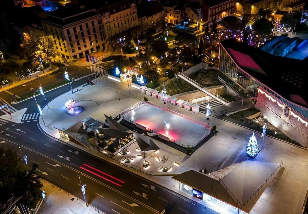 Centar Šibenika kao iz božićne priče: Lampice, borići i klizalište su dobitna kombinacija