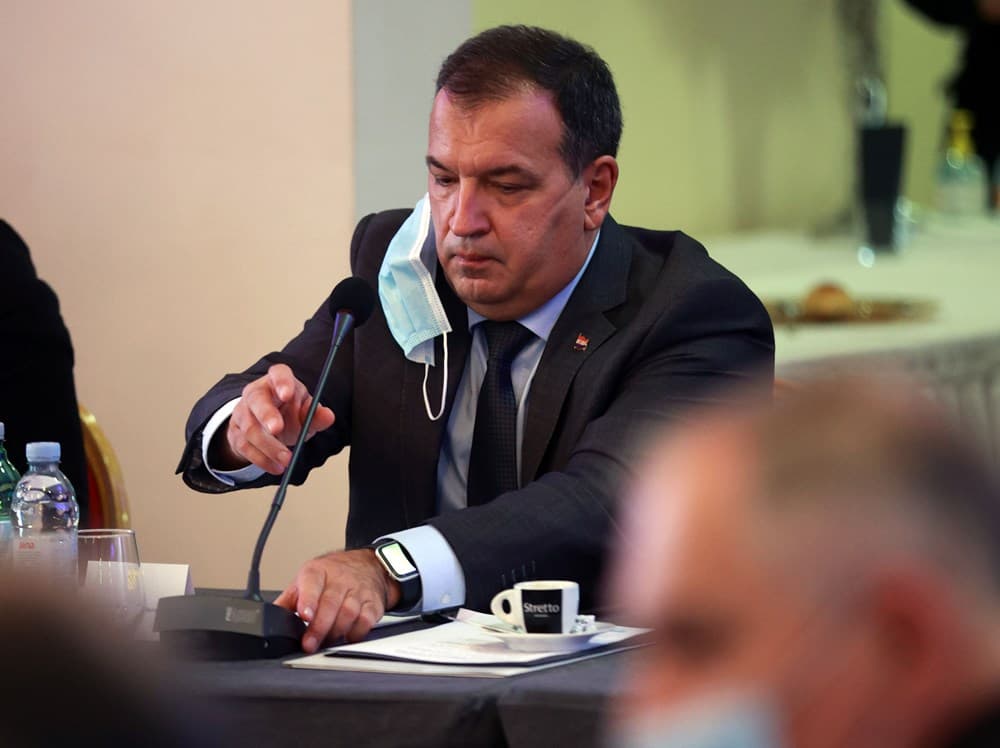 Beroš: 'Situacija je mirna, možemo produžiti radno vrijeme kafića na Badnjak i Novu godinu'