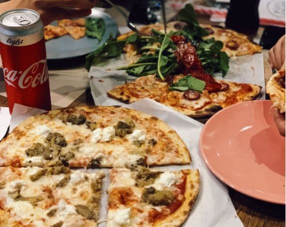 Domaći trgovački lanac nagrađuje mlade za dolazak na zornicu: Nude pizzu, Coca-Colu i KitKat