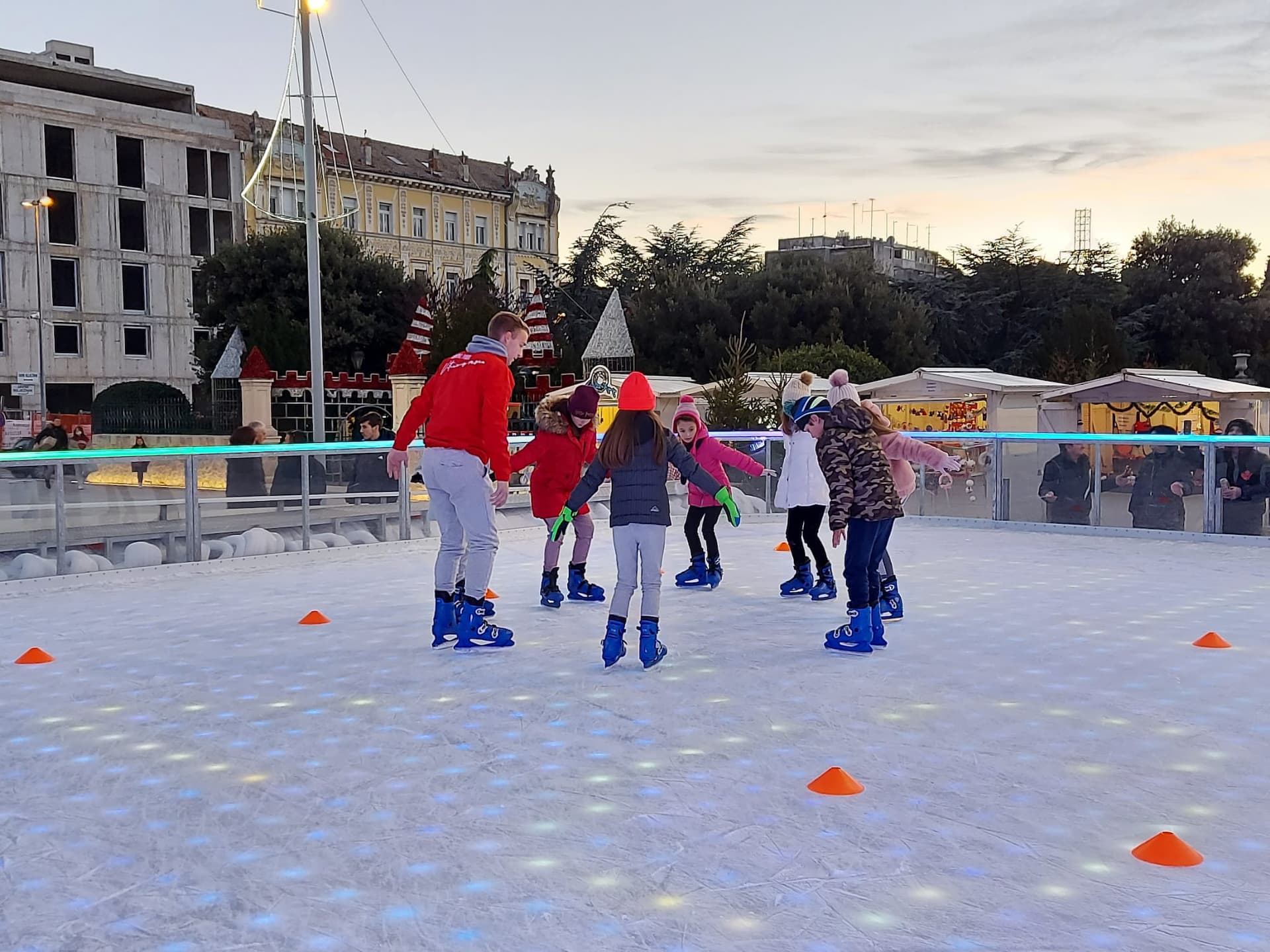 Ako ste ovih dana planirali na klizalište provjerite radno vrijeme: Bude li kiše, ništa od klizanja  
