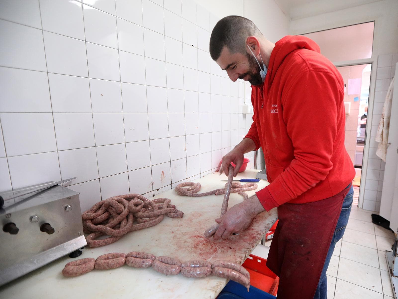 Zima u Šibeniku i ove godine miriše na luganige: Počela je proizvodnja aromatičnih kobasica čiji je recept dobro čuvana tajna