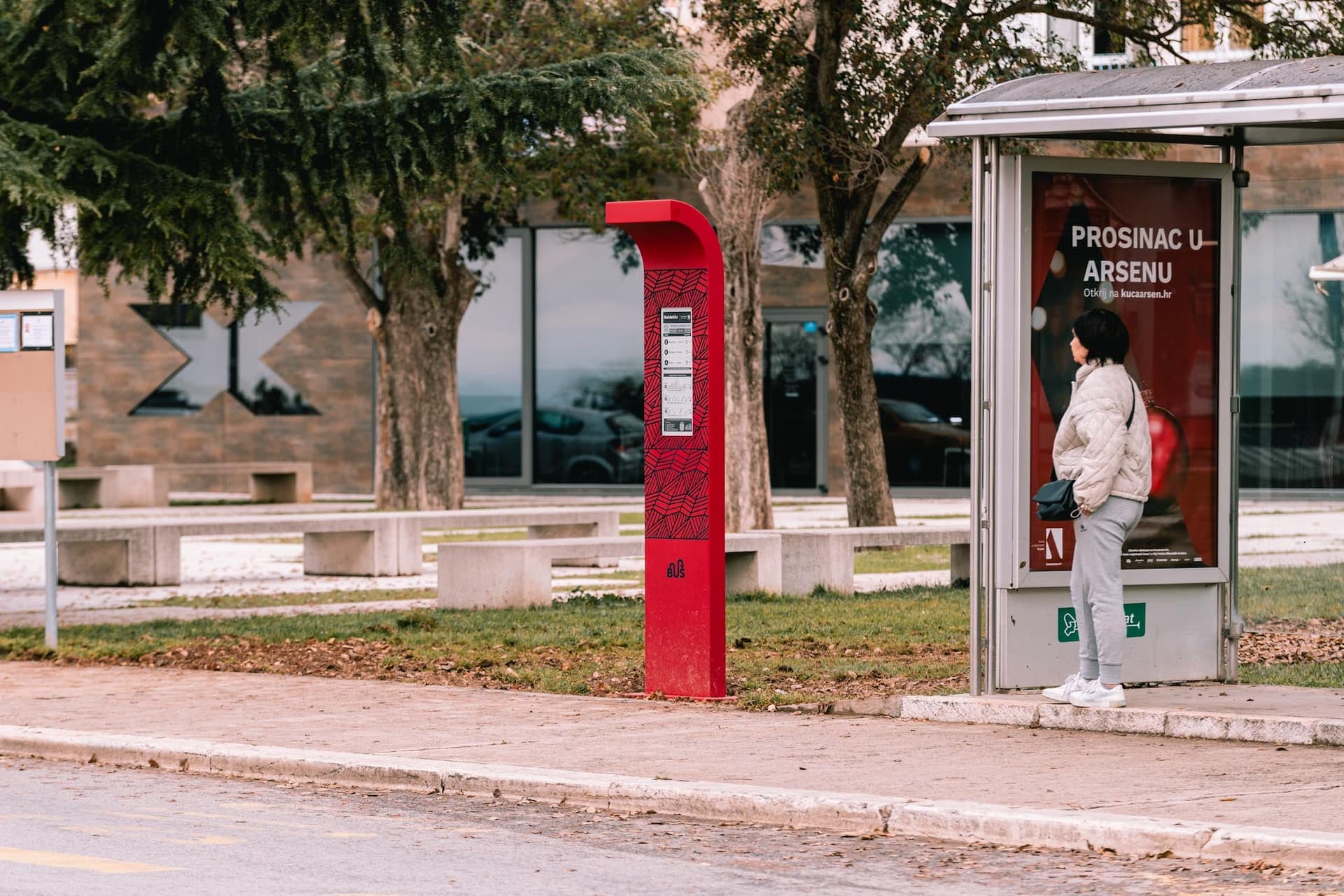 Na autobusnoj stanici na Baldekinu postavljen novi info display, dizajnirao ga je Ante Filipović Grčić