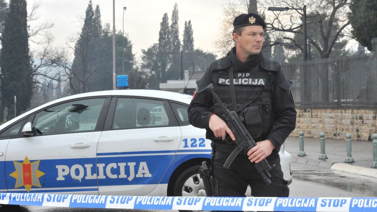 Predao se muškarac koji je u Crnoj Gori zauzeo banku opasan eksplozivom