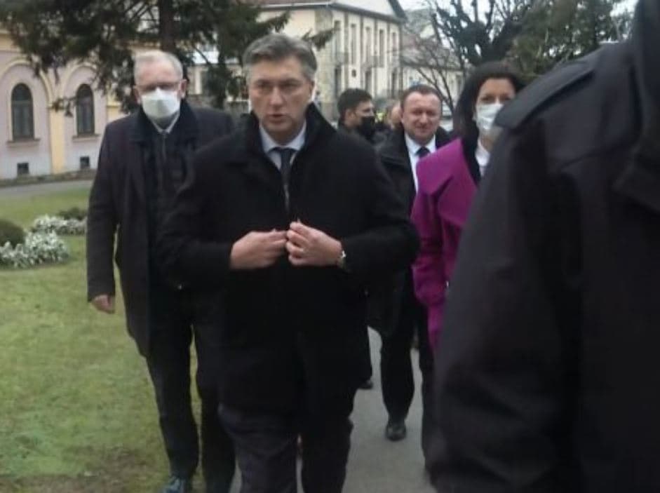 Buran doček Plenkovića u Petrinji, gađali ga i snijegom: 'Hoćemo obnovu, hoćemo obnovu!'