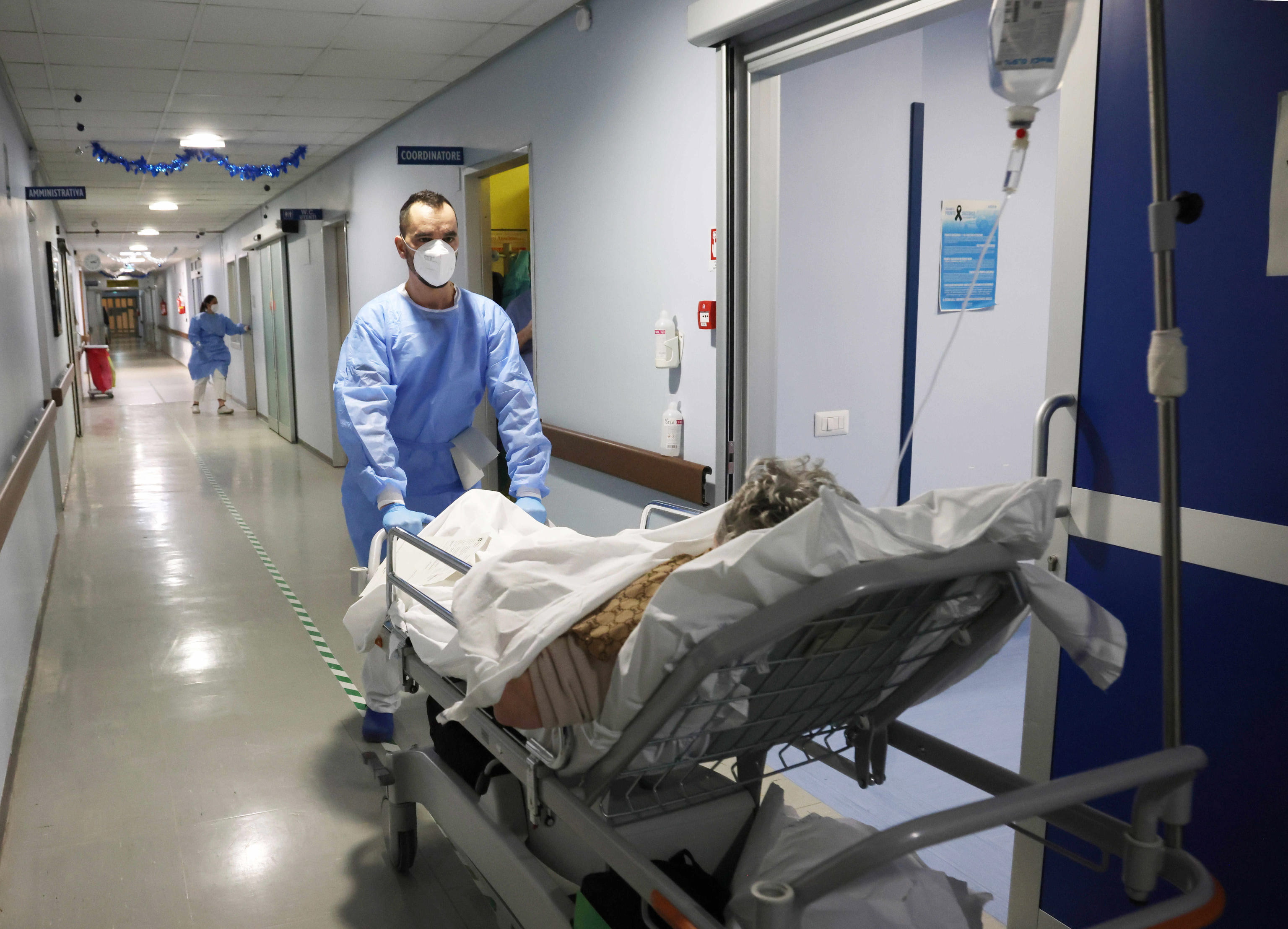 Rizik hospitalizacije zbog omikrona samo trećina rizika u odnosu na deltu  