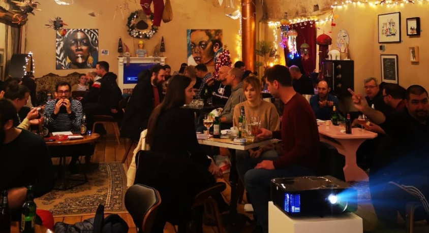 Mistični lik u pratnji tri kukavice sastavio je pitanja za novi pub kviz u Azimutu