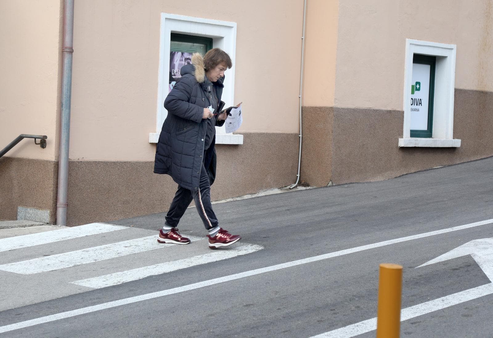 Evo ovdje ćemo prijeći cestu... do pola? Dalje pješačkog nema, ali zato ima objašnjenja 