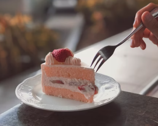 Fina torta od limuna i jagoda: Lagana, sočna i osvježavajuća 