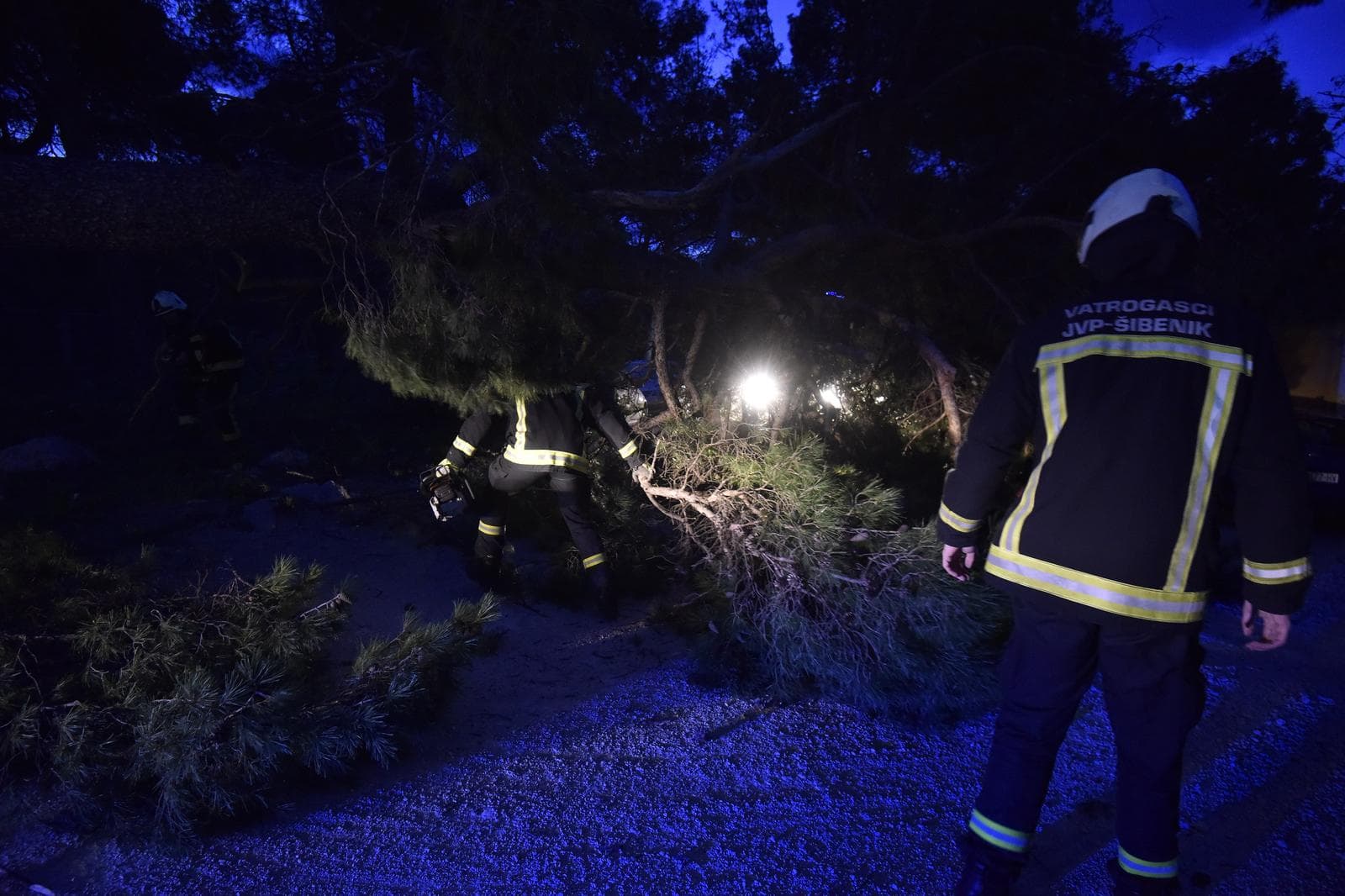 Olujna bura srušila stablo kod kuglane na Šubićevcu: Dio pao na parkirane automobile