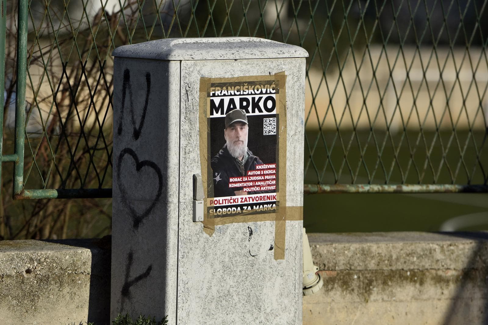Na Šubićevcu osvanuli plakati podrške Marku Franciškoviću, privedenog nakon spornog govora na Poljani 