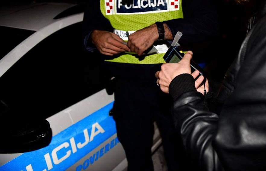 Vozač Opela sinoć u Kninu napuhao 2,4 promila: Nakon triježnjenja ide na Prekršajni sud  