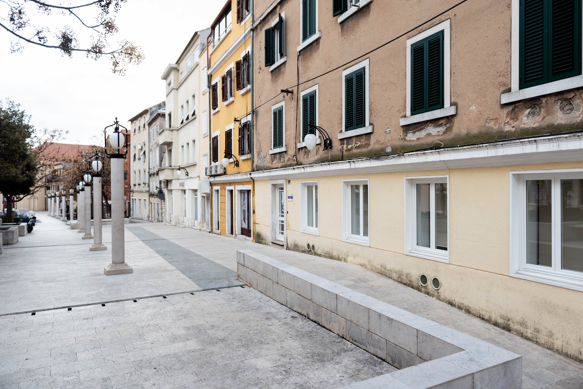 Grad ne zna što bi s Urbanim centrom: Samo ekipa na zidiću opstaje na Starom pazaru, cijeli niz prostora zjapi prazno