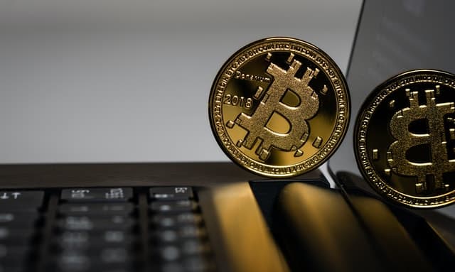 Vrijednost bitcoina pala za gotovo 50 posto od rekordne u studenom