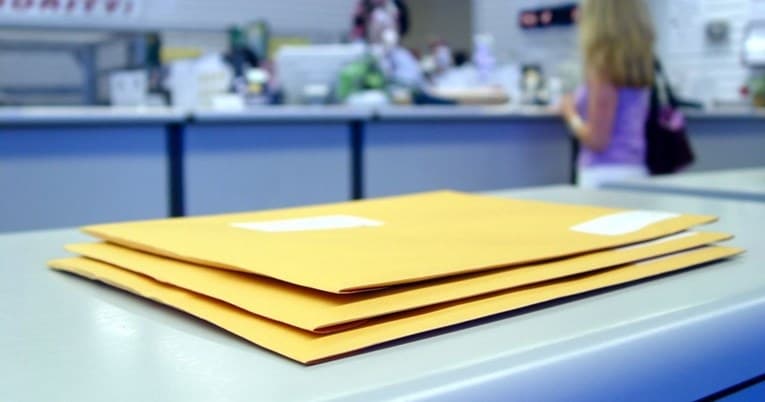 Dvojica muškaraca u poštu donijela mrtvaca kako bi preuzeli njegovu mirovinu 