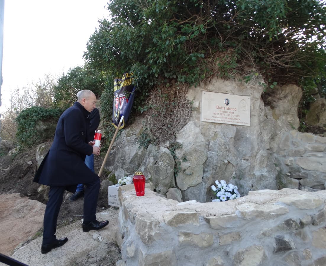 Otkriveno spomen obilježje poginulom branitelju 113. Šibenske brigade Borisu Bratiću u Islamu Grčkom