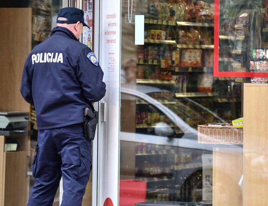 Policija traga za muškarcem koji je u petak navečer uz prijetnje prodavačici opljačkao dućan u Šibeniku                        
