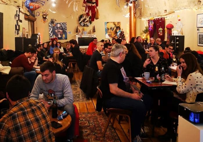 Povratak u devedesete: Nakon zimske pauze, pub kviz ekipa vraća se u Azimut