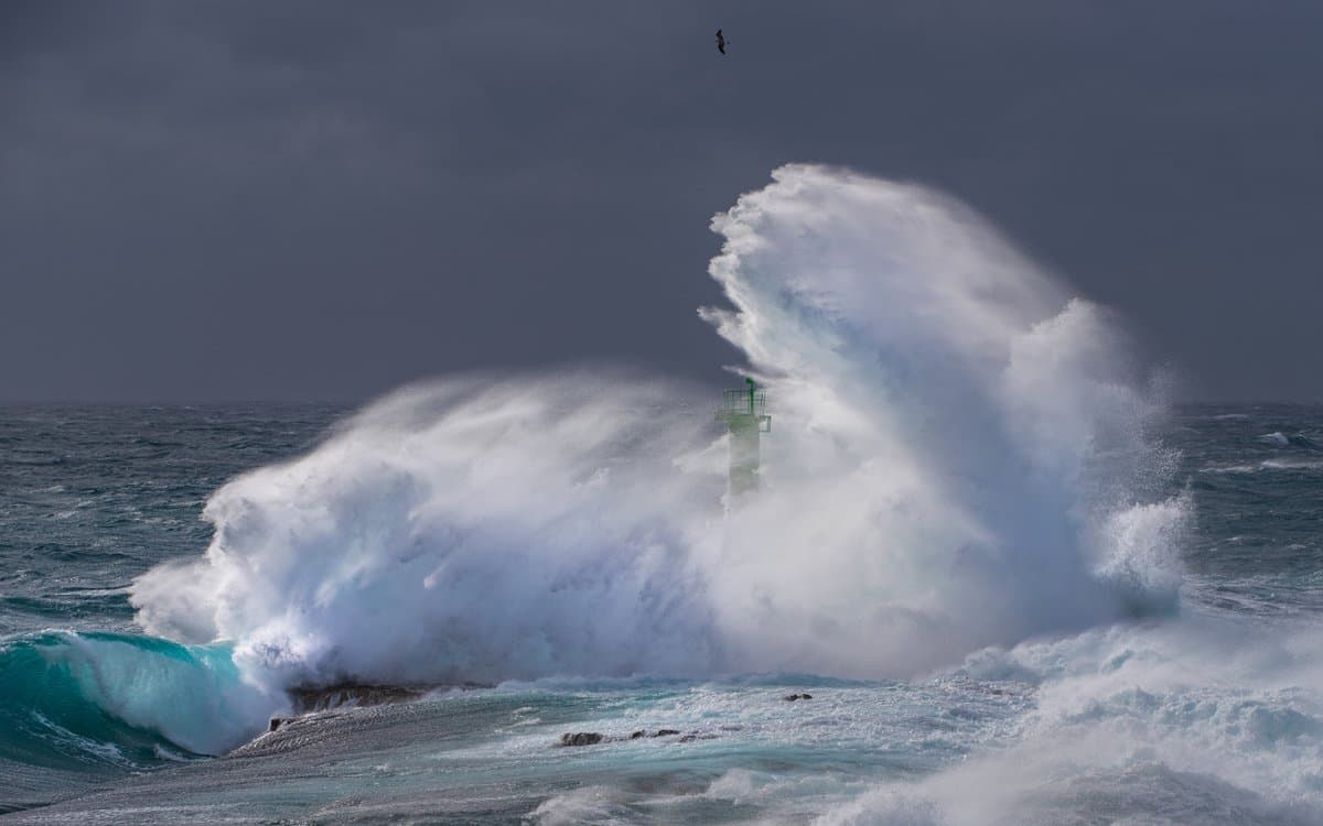 Zbog olujne bure upaljen crveni meteoalarm: 'Budite spremni na poremećaje, oštećenja konstrukcija i rizik od ozljeda'