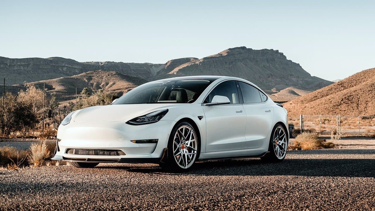 Tesla povlači 54 tisuće automobila zbog opcije nepoštivanja znaka 'stop'