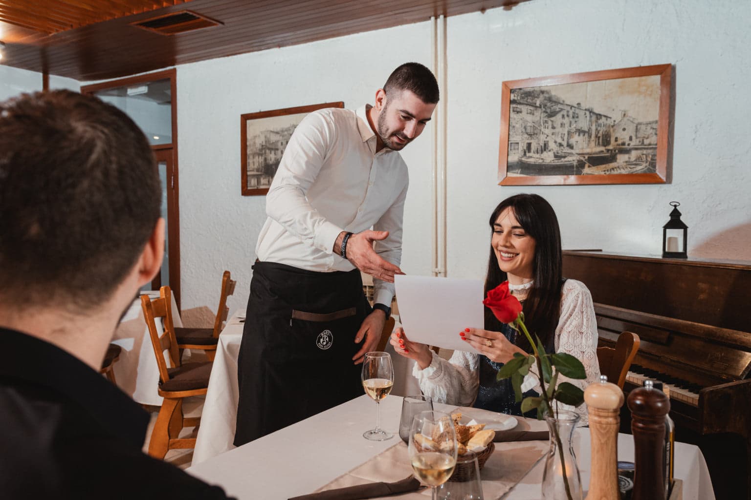 Provedite vikend uz živu glazbu, gastro specijalitete i širok izbor pića u Hotelu Jadran!