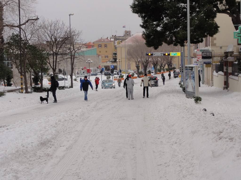 Šibenik je na današnji dan prije deset godina bio potpuno zatrpan snijegom: Prisjetite se kako je to izgledalo 