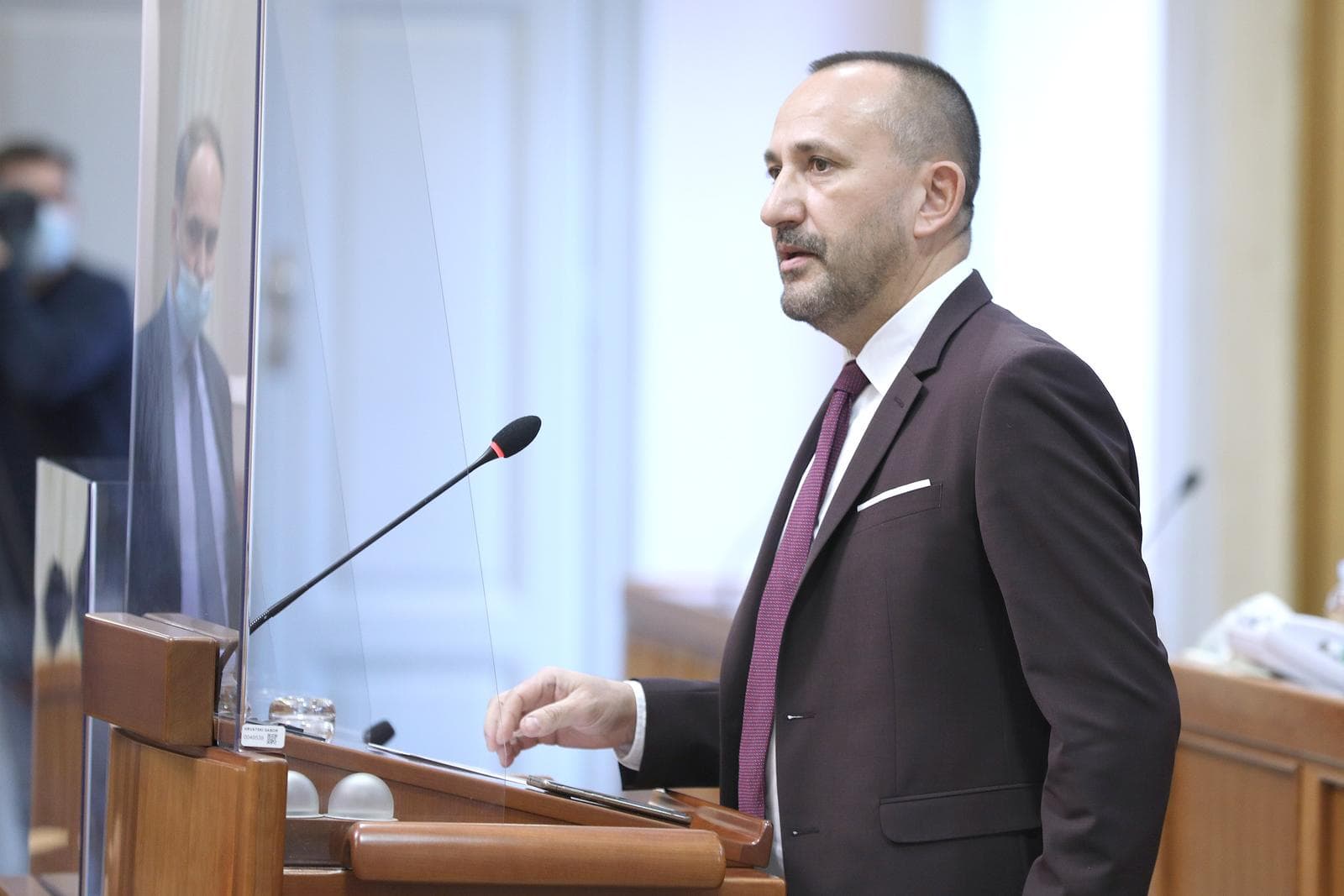 Hrvoje Zekanović vs. fra Lazar Perica: Treba li slušati Papu i biskupe?