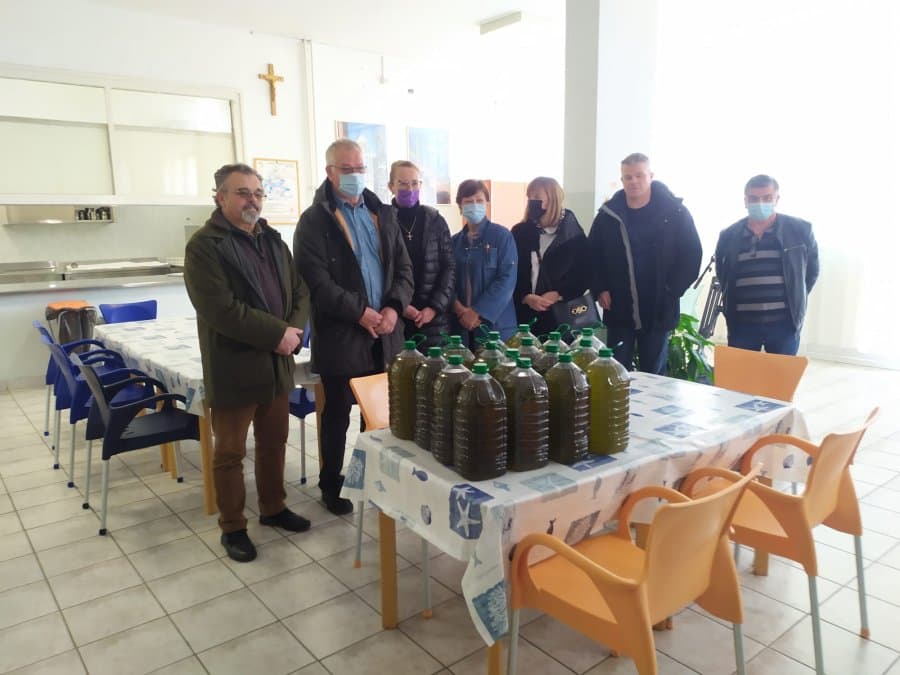 Dalmatinski uljari darovali 85 litara ulja Centru Šubićevac, Cvjetnom domu i Caritasu