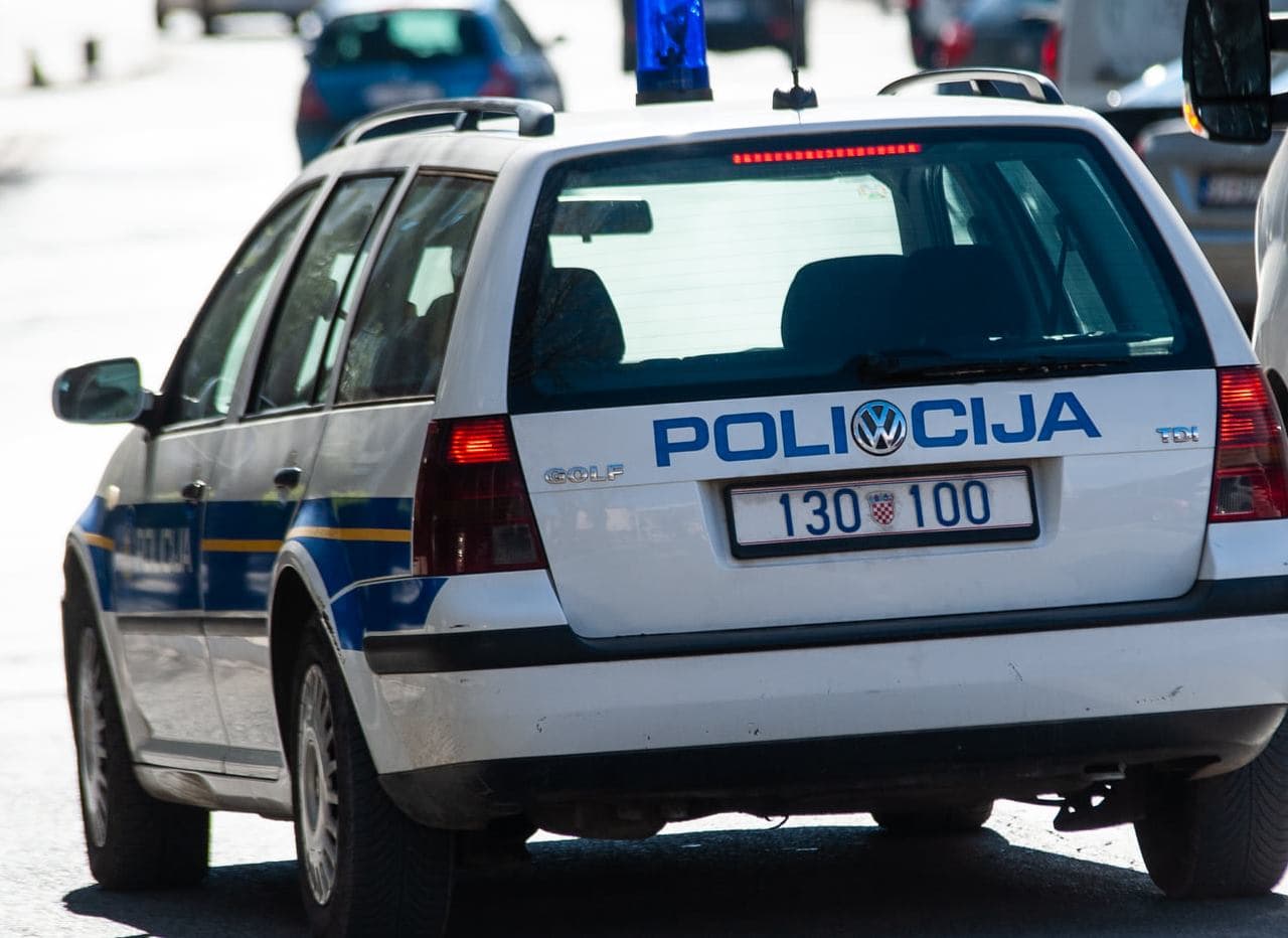 Kod Tromilje pretjecao preko pune crte, ignorirao sva policijska upozorenja i nastavio voziti: Oduzimaju mu auto  