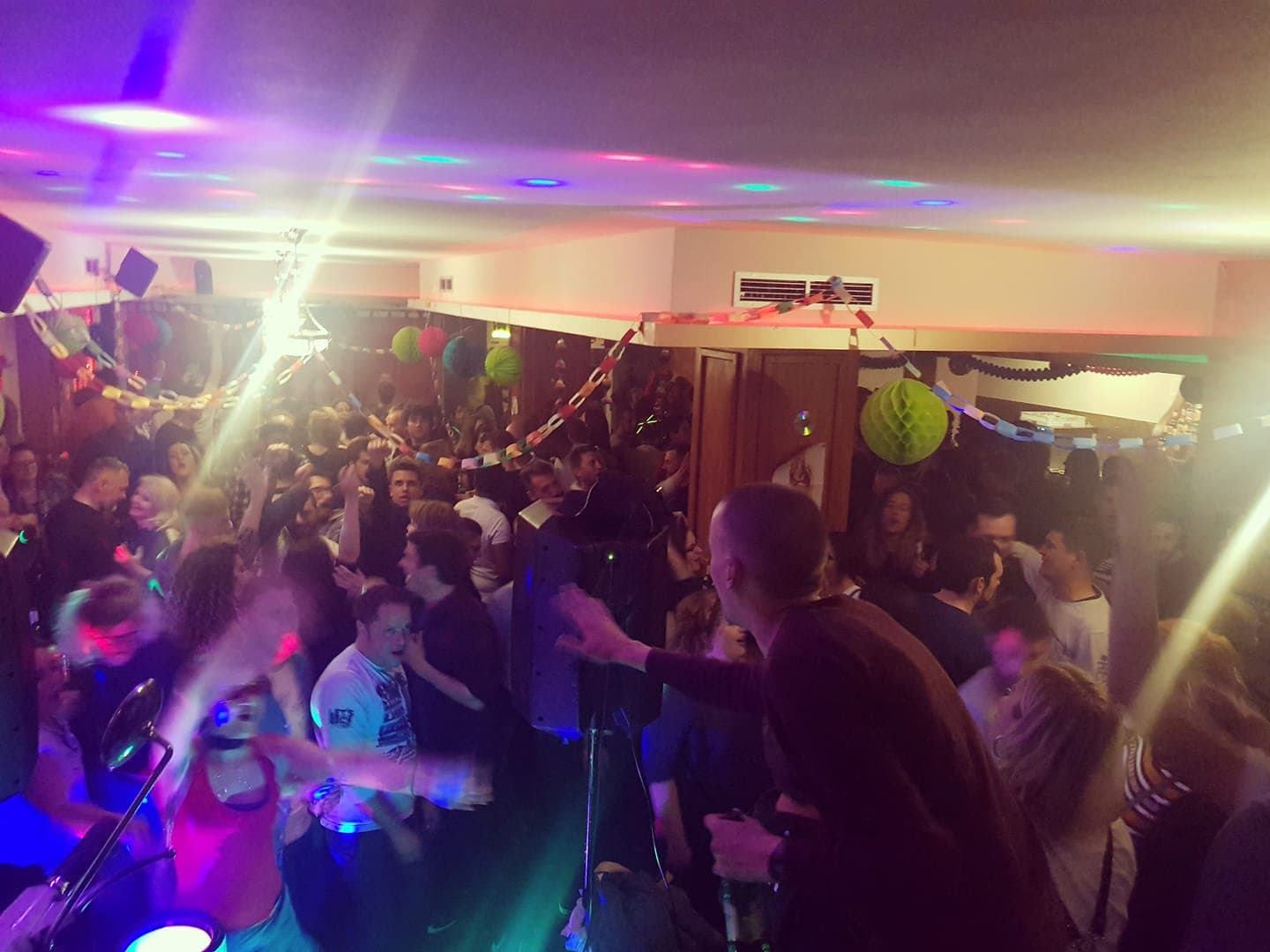 Tematske večeri u Barcodeu: DJ Stella, hitovi devedestih, Bergamoto, bass, dubstep, grime…
