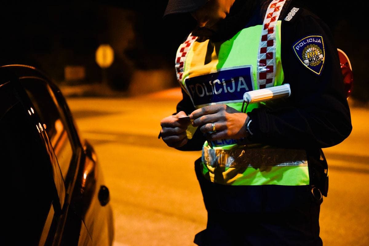 Muškarac  (70) u Žitniću pijan i bez dozvole vozio auto: Zaustavila ga policija 