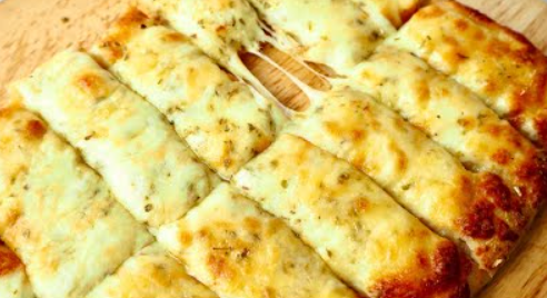 Kanadska pizza: Prstići od češnjaka i sira s kremastim umakom