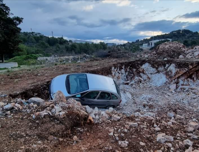 Službeni auto općine Bilice završio u rupi gradilišta nove općinske zgrade, navodno ga odnijela bura 