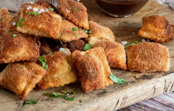 Hrskavo predjelo: Recept za pohane raviole punjene sirom 