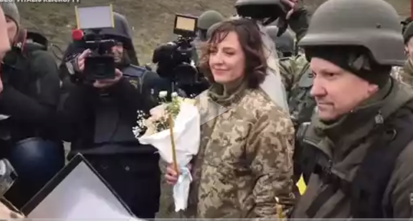 Vjenčanje na bojištu u Ukrajini: Mladenku otpratio zapovjednik, kolege iz brigade nosili ruže
