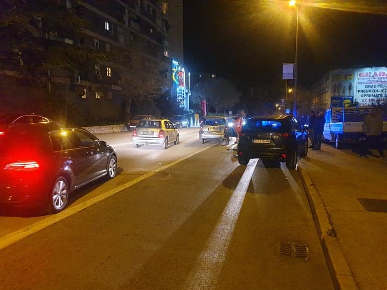 Prometna kod Njegoševog: Vozač Mazde nije držao razmak, udario u Toyotu, vozačica zadržana u bolnici 