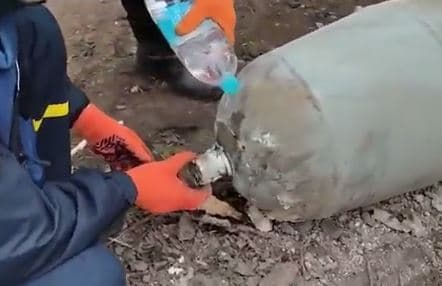 Video s 1,7 milijuna pregleda: Ukrajinci rukama i vodom deaktivirali rusku bombu 