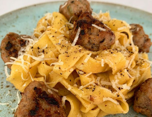 Klasik na drukčiji način: Recept Jamieja Olivera za salsiccia carbonaru 