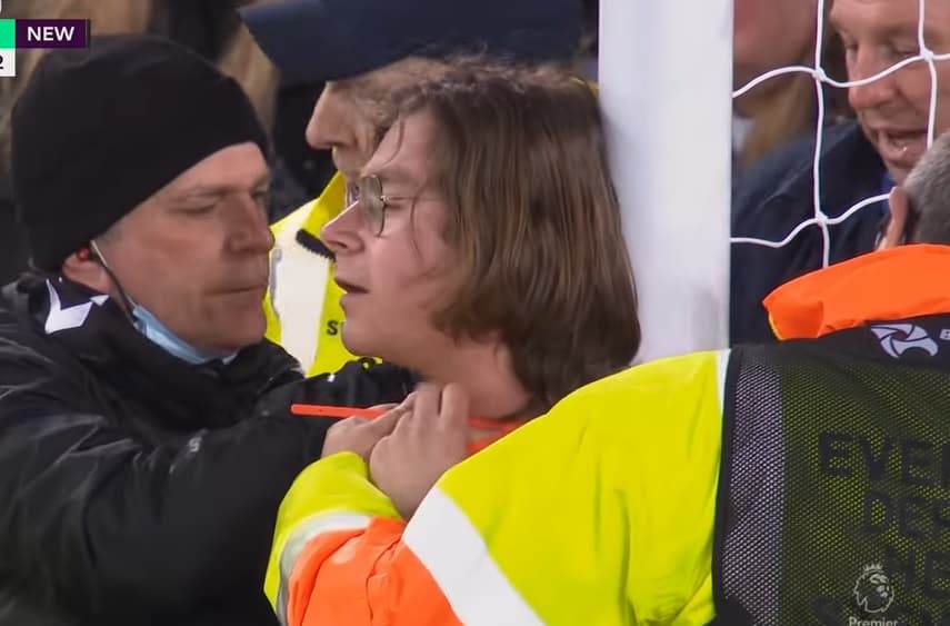 Eko-aktivist vezao se za stativu, meč Evertona i Newcastlea prekinut na deset minuta