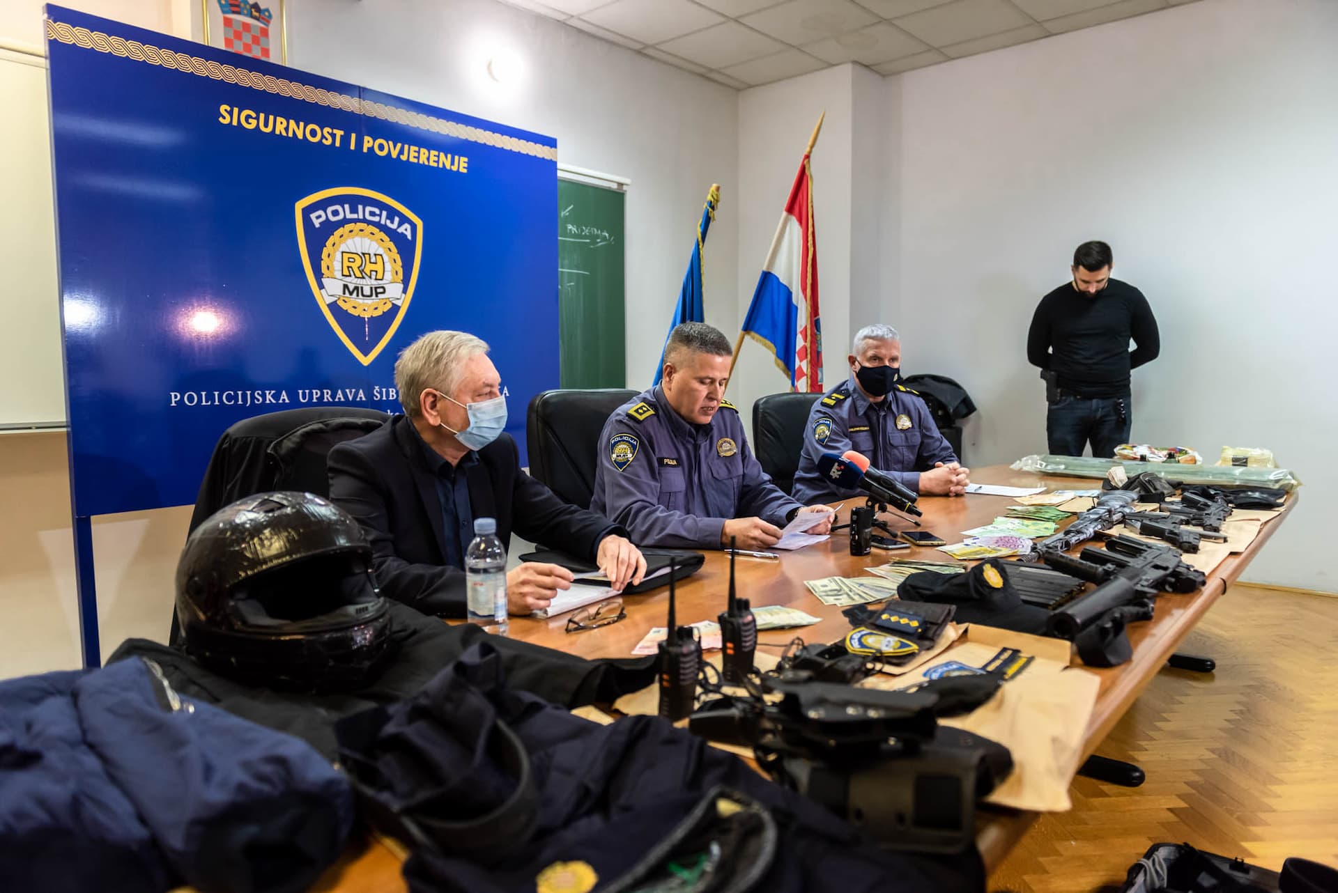Uhićen 53-godišnjak koji je u 13 godina počinio 9 pljački: Našli mu strojnicu, zolju, pištolje, policijske oznake koje je koristio...