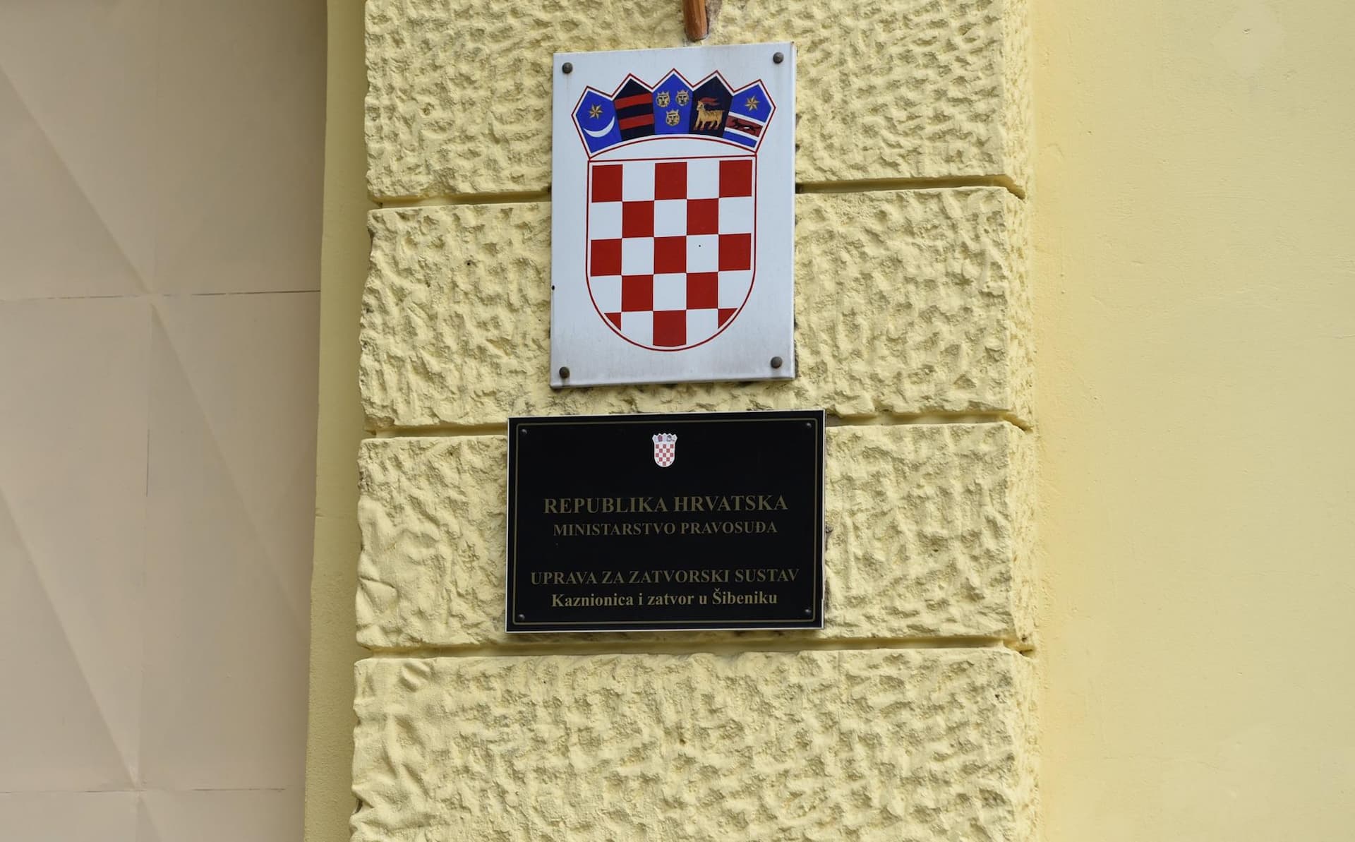 U istražni će zatvor 58-godišnjak koji je na Brodarici pijan prijetio pištoljem bivšoj ženi i vrijeđao je  