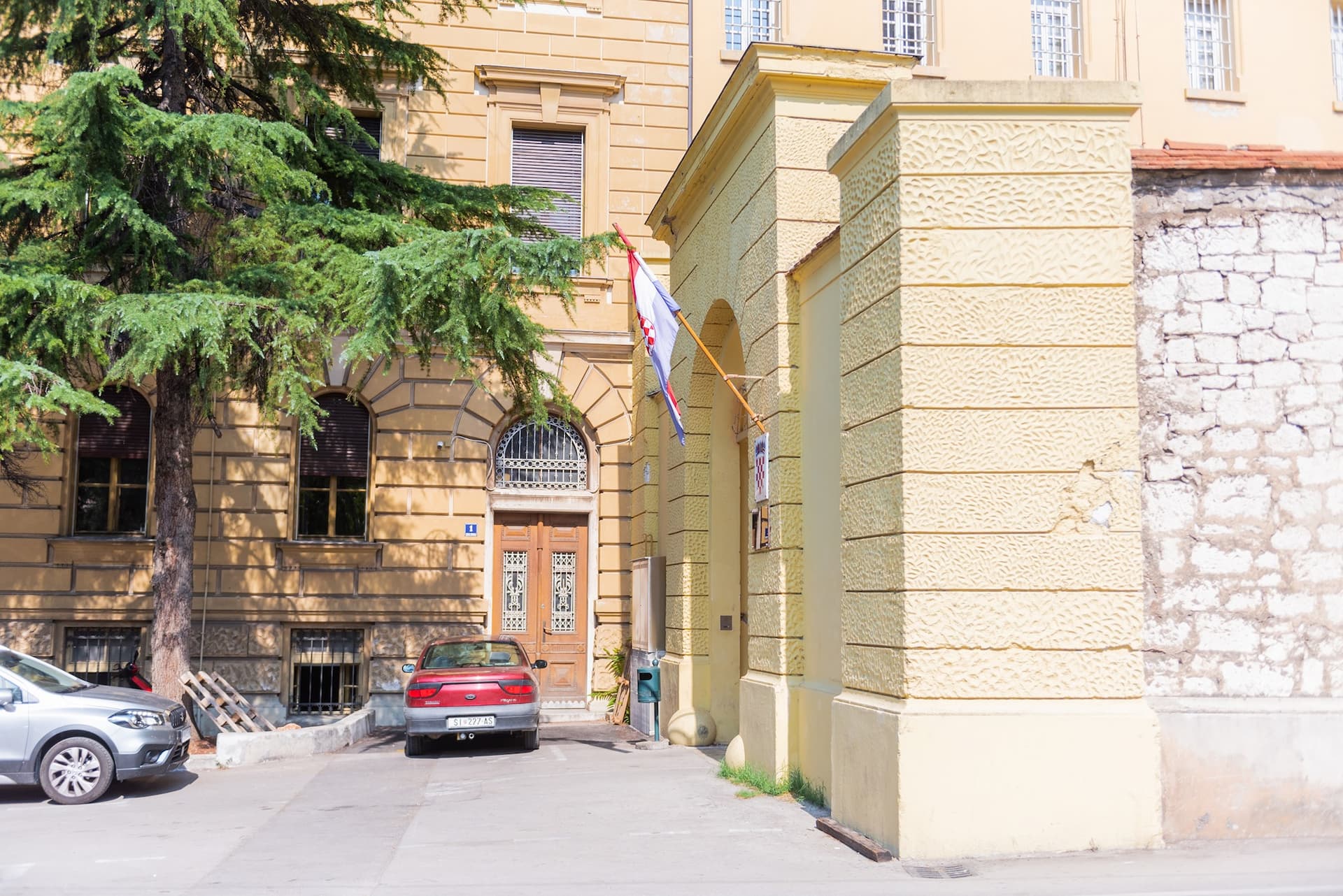 U jednomjesečni će pritvor 53-godišnjak i 52-godišnjak: U Šibeniku, Skradinu i Tribunju pljačkali banke i mjenjačnice 